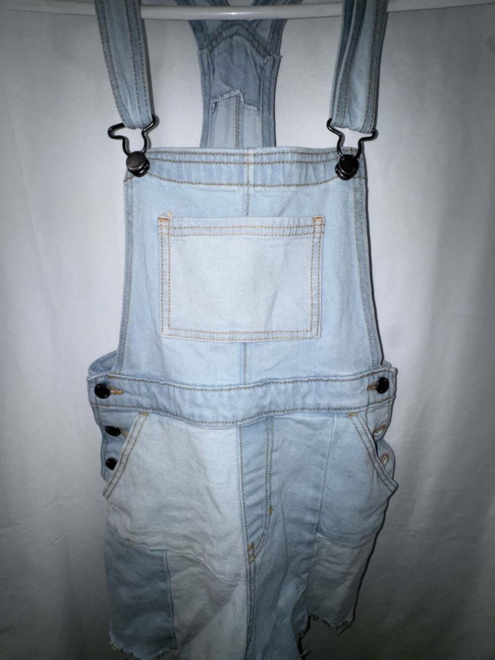 Hollister High-Rise Mom Short Overall in Light Wash. size XS